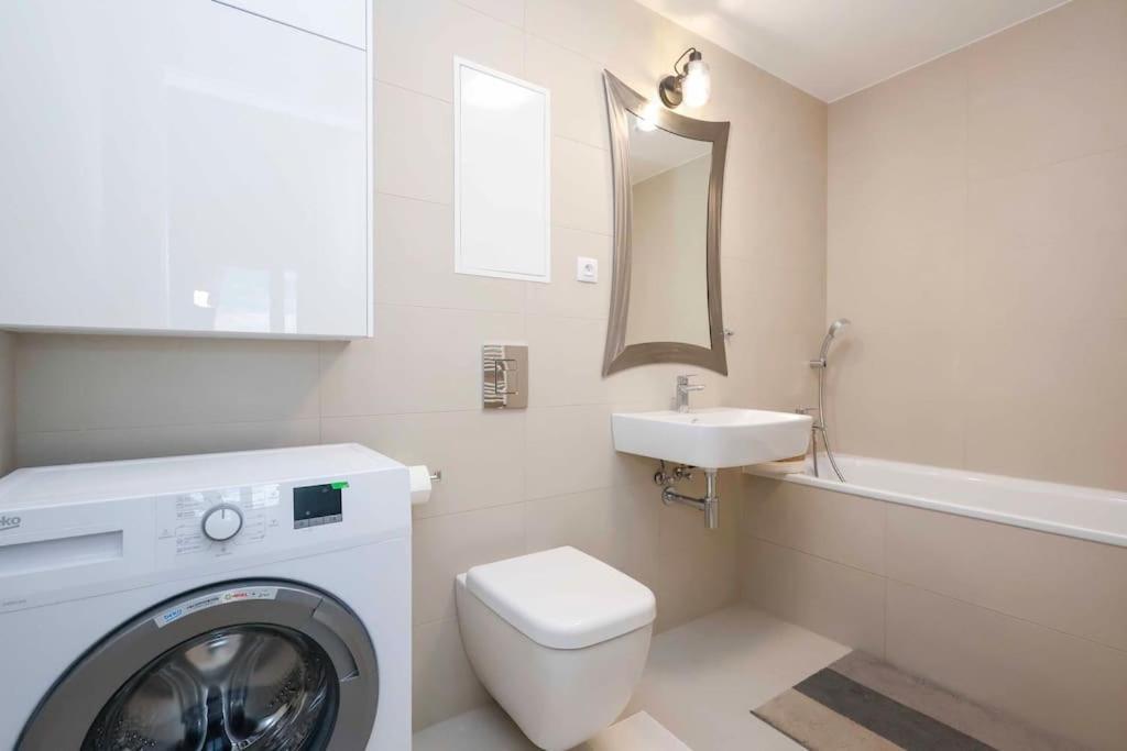 Danubius One - Spacious Apartment W Free Parking Bratislava Extérieur photo