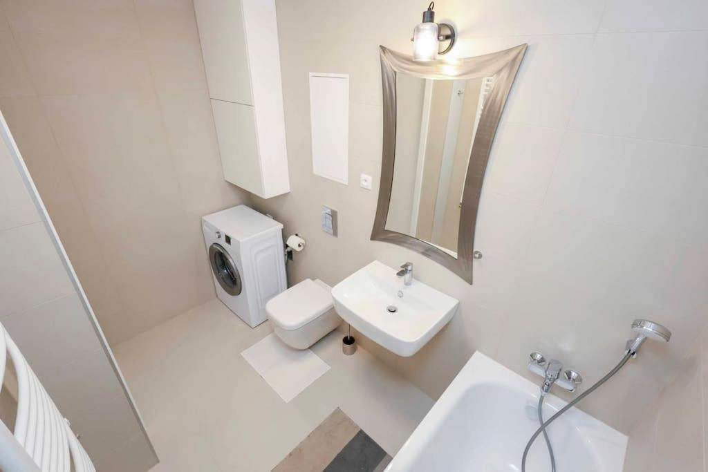 Danubius One - Spacious Apartment W Free Parking Bratislava Extérieur photo