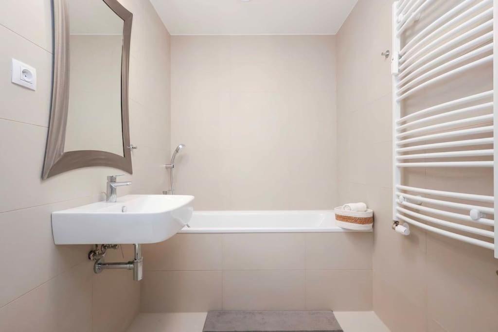 Danubius One - Spacious Apartment W Free Parking Bratislava Extérieur photo